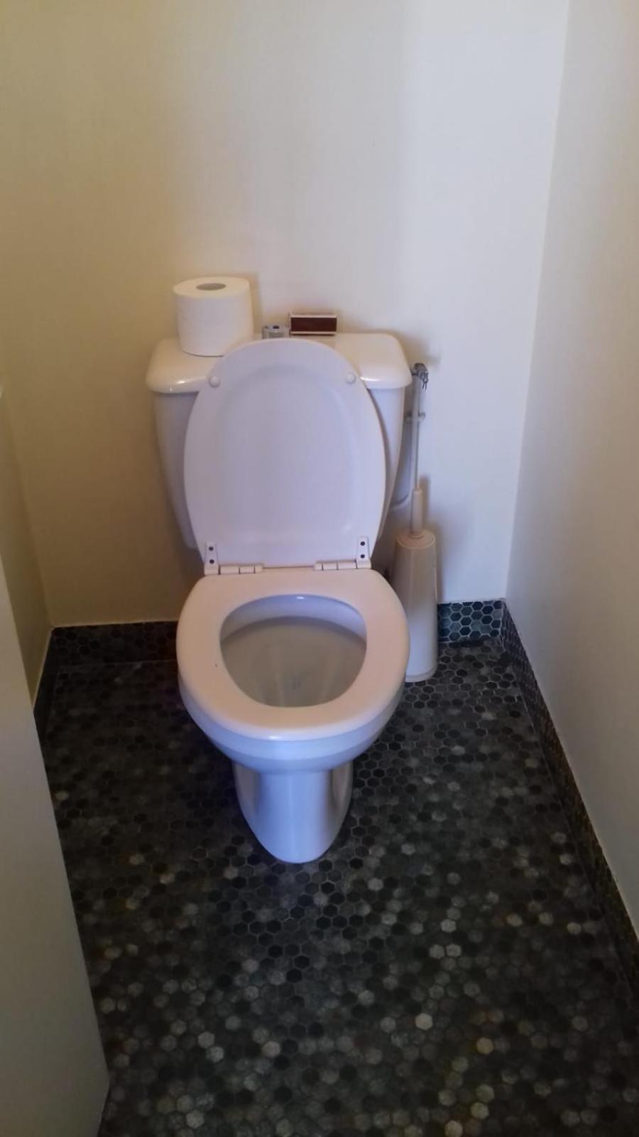 Quiet Bedroom, Comfy King Size Bed, Shared Bathroom, Center París