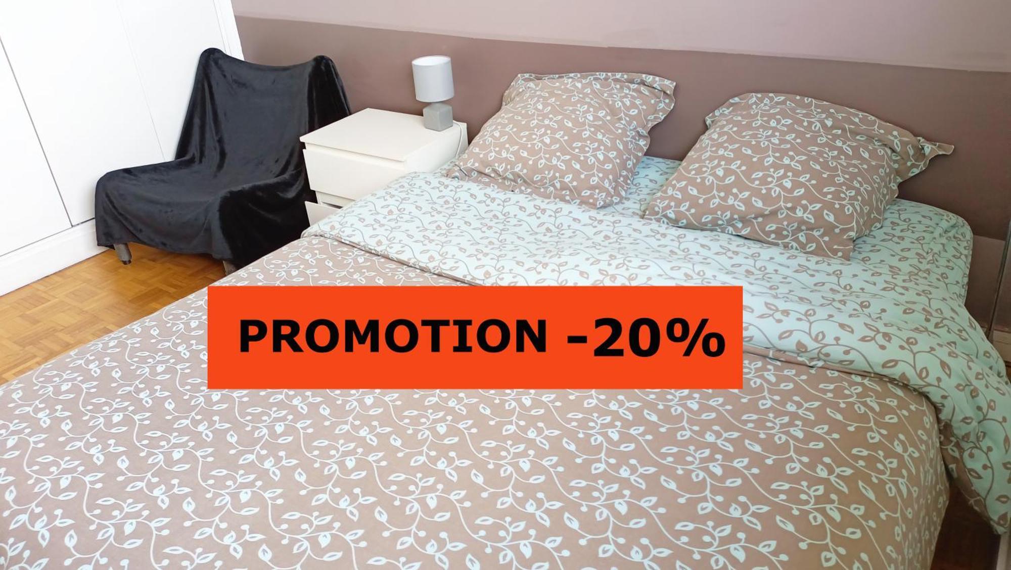 Quiet Bedroom, Comfy King Size Bed, Shared Bathroom, Center París